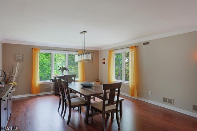 29 Deer Path Cir, Green Brook Twp., NJ 08812
