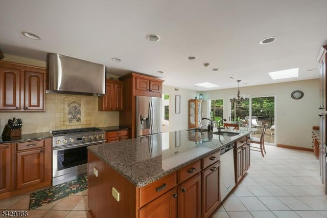 29 Deer Path Cir, Green Brook Twp., NJ 08812