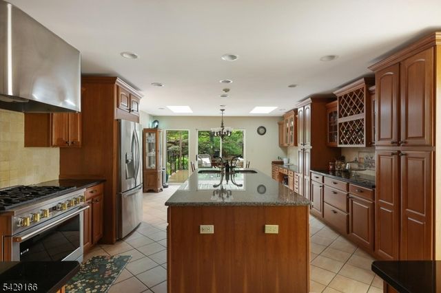 29 Deer Path Cir, Green Brook Twp., NJ 08812