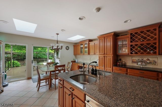 29 Deer Path Cir, Green Brook Twp., NJ 08812
