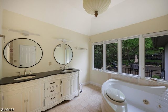 29 Deer Path Cir, Green Brook Twp., NJ 08812