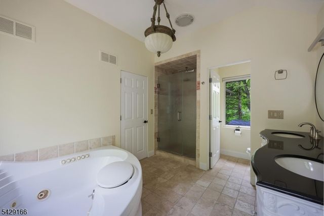 29 Deer Path Cir, Green Brook Twp., NJ 08812