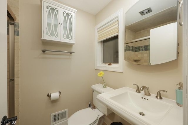 29 Deer Path Cir, Green Brook Twp., NJ 08812