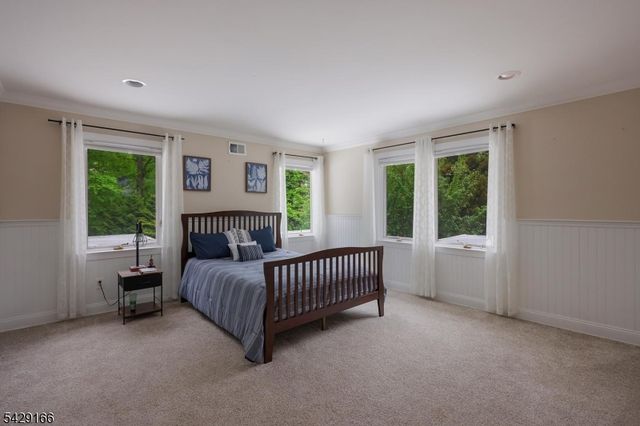 29 Deer Path Cir, Green Brook Twp., NJ 08812