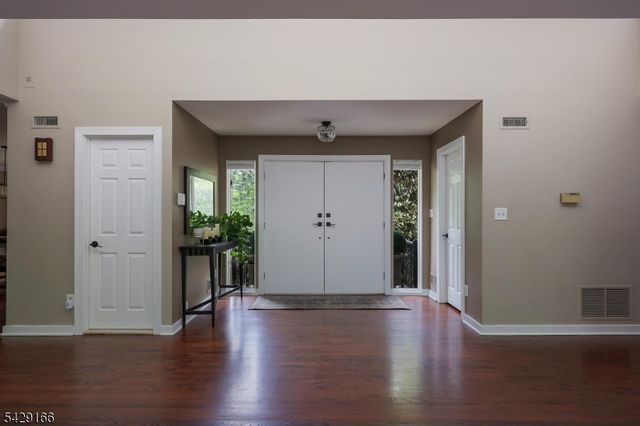 29 Deer Path Cir, Green Brook Twp., NJ 08812