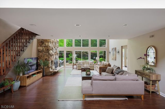 29 Deer Path Cir, Green Brook Twp., NJ 08812