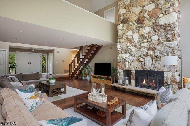 29 Deer Path Cir, Green Brook Twp., NJ 08812
