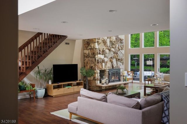 29 Deer Path Cir, Green Brook Twp., NJ 08812