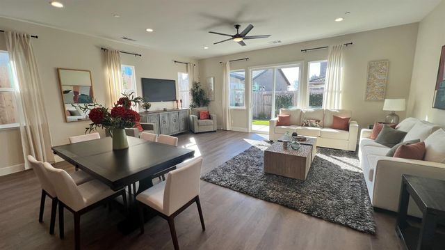 1030 Meadowlands Dr, Oakdale, CA 95361