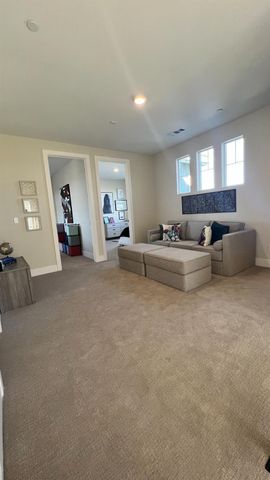 1030 Meadowlands Dr, Oakdale, CA 95361