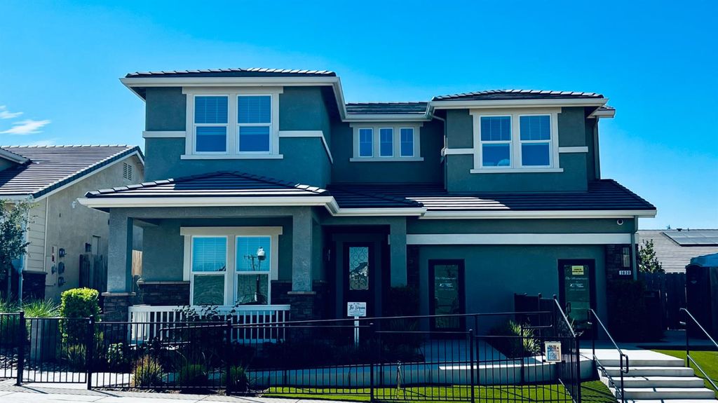 1030 Meadowlands Dr, Oakdale, CA 95361
