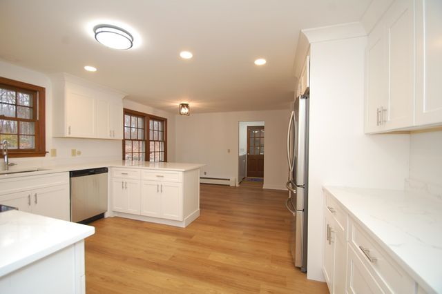 18 Horizon Drive, Bedford, NH 03110