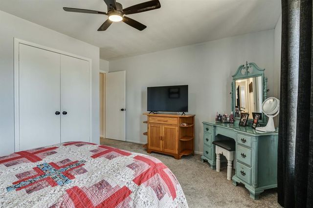 1812 Edinburg Court, Yukon, OK 73099