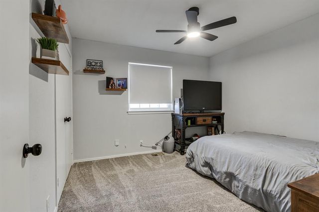 1812 Edinburg Court, Yukon, OK 73099