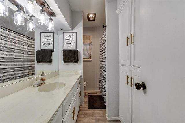 1812 Edinburg Court, Yukon, OK 73099