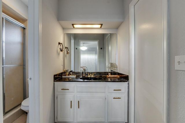 1812 Edinburg Court, Yukon, OK 73099