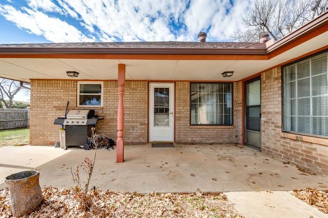 1812 Edinburg Court, Yukon, OK 73099