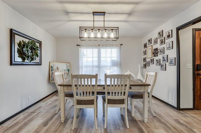 1812 Edinburg Court, Yukon, OK 73099