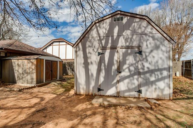 1812 Edinburg Court, Yukon, OK 73099