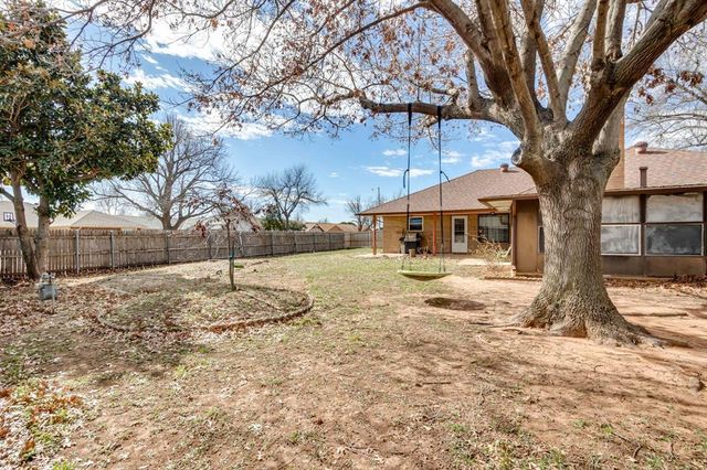 1812 Edinburg Court, Yukon, OK 73099