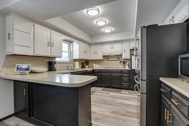 1812 Edinburg Court, Yukon, OK 73099