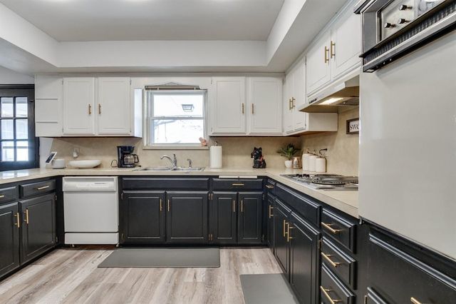 1812 Edinburg Court, Yukon, OK 73099