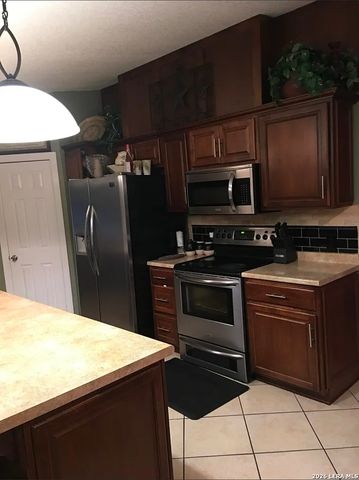 307 Homeridge, La Vernia, TX 78121