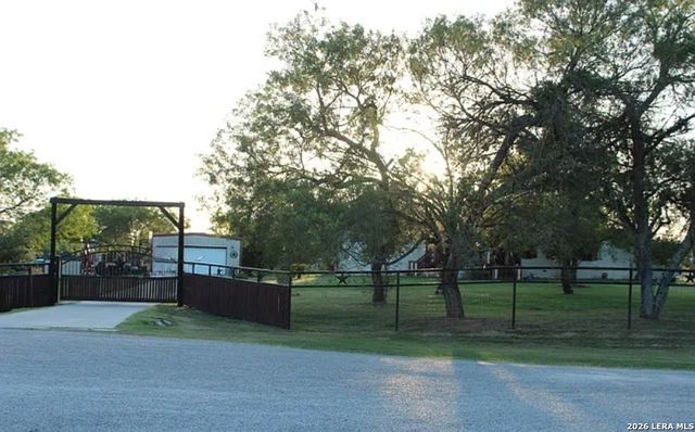 307 Homeridge, La Vernia, TX 78121