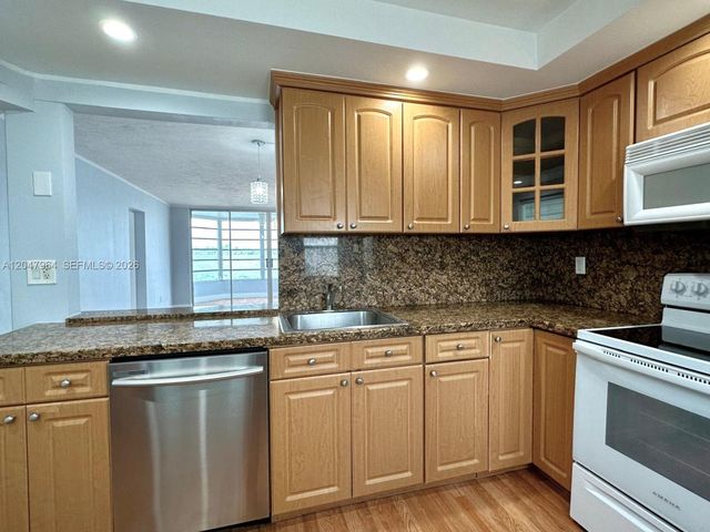 1300 NE 191st St A112, Miami, FL 33179