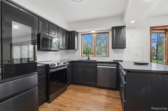 11221 Meadowood Drive, Brighton, MI 48114