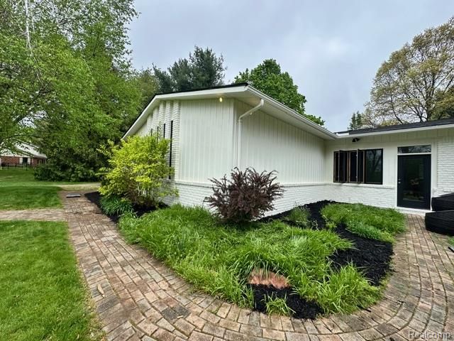 11221 Meadowood Drive, Brighton, MI 48114