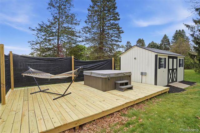 11221 Meadowood Drive, Brighton, MI 48114