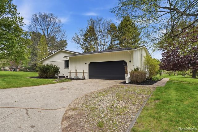 11221 Meadowood Drive, Brighton, MI 48114