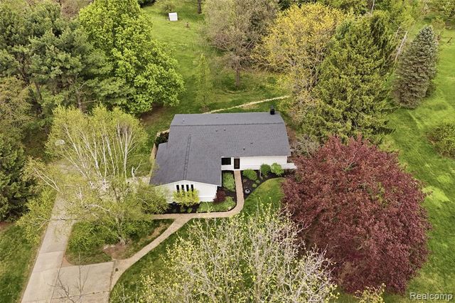 11221 Meadowood Drive, Brighton, MI 48114