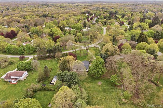 11221 Meadowood Drive, Brighton, MI 48114