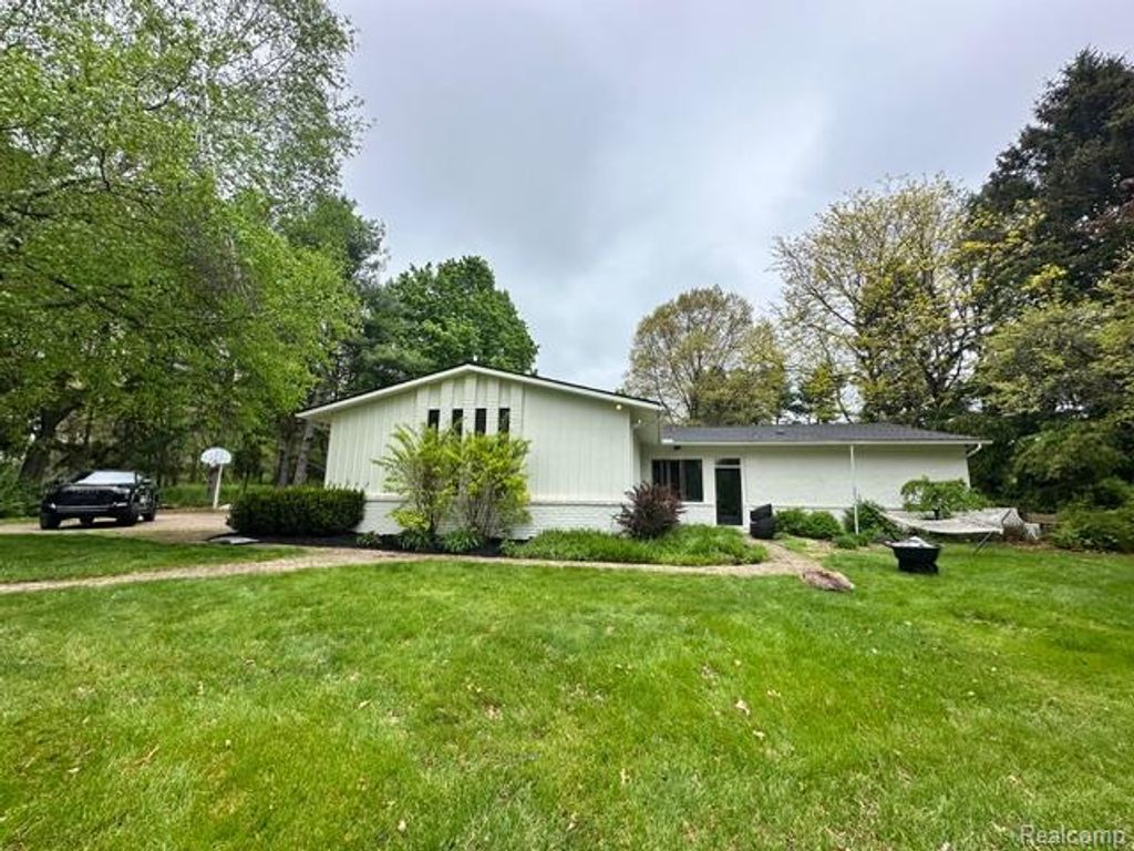 11221 Meadowood Drive, Brighton, MI 48114