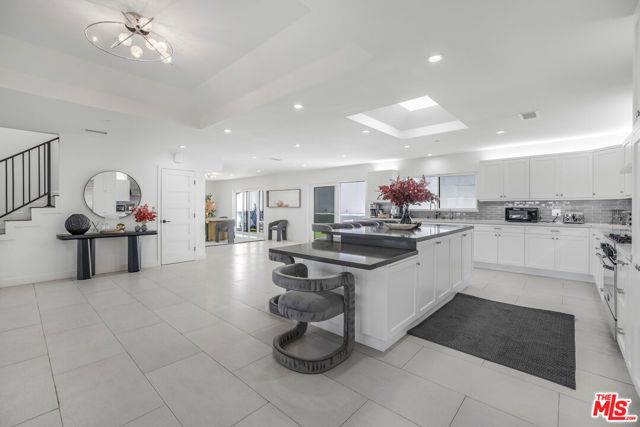 18202 Rancho Street, Tarzana (los Angeles), CA 91356