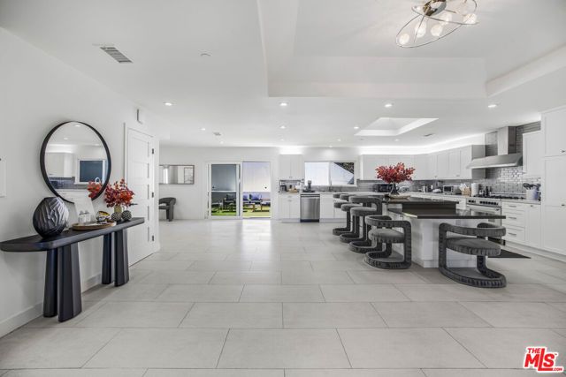 18202 Rancho Street, Tarzana (los Angeles), CA 91356