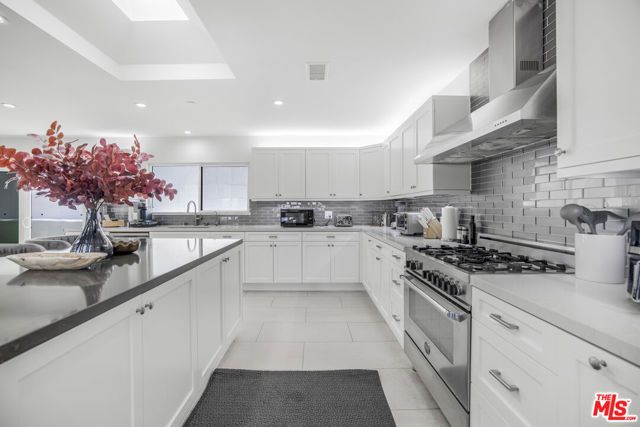 18202 Rancho Street, Tarzana (los Angeles), CA 91356