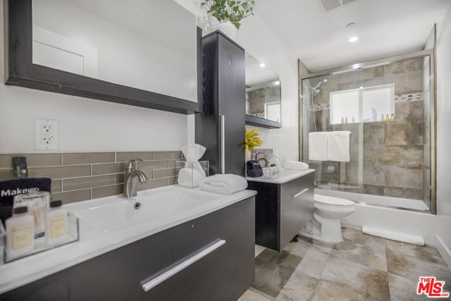 18202 Rancho Street, Tarzana (los Angeles), CA 91356