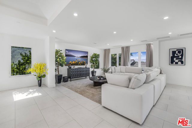 18202 Rancho Street, Tarzana (los Angeles), CA 91356