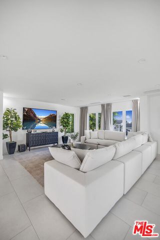 18202 Rancho Street, Tarzana (los Angeles), CA 91356