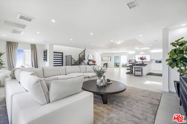 18202 Rancho Street, Tarzana (los Angeles), CA 91356