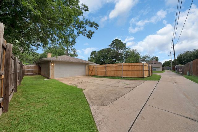 502 Pinebluff Drive, Lewisville, TX 75067