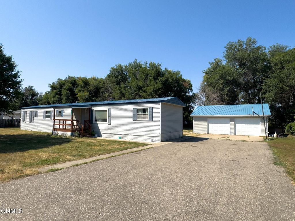 3115 9th Avenue E, Williston, ND 58801 photo 1