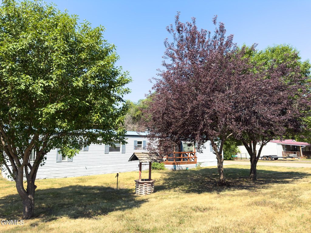 3115 9th Avenue E, Williston, ND 58801 photo 2