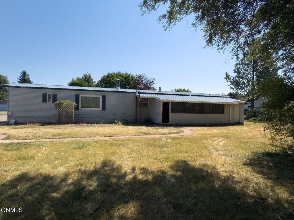 3115 9th Avenue E, Williston, ND 58801 photo 4