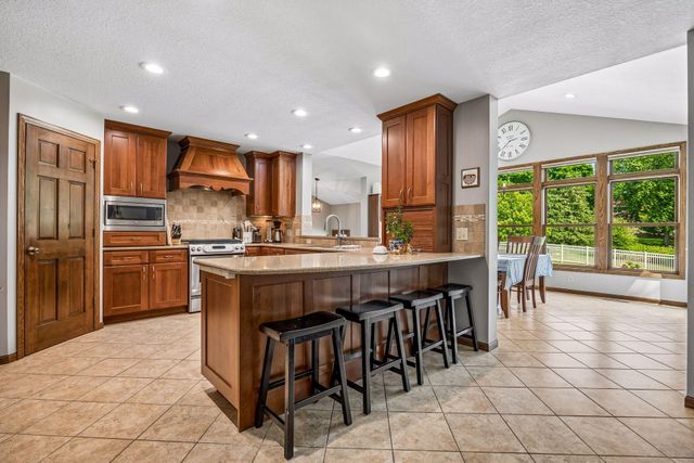 210 Piedmont Court, Chanhassen, MN 55317