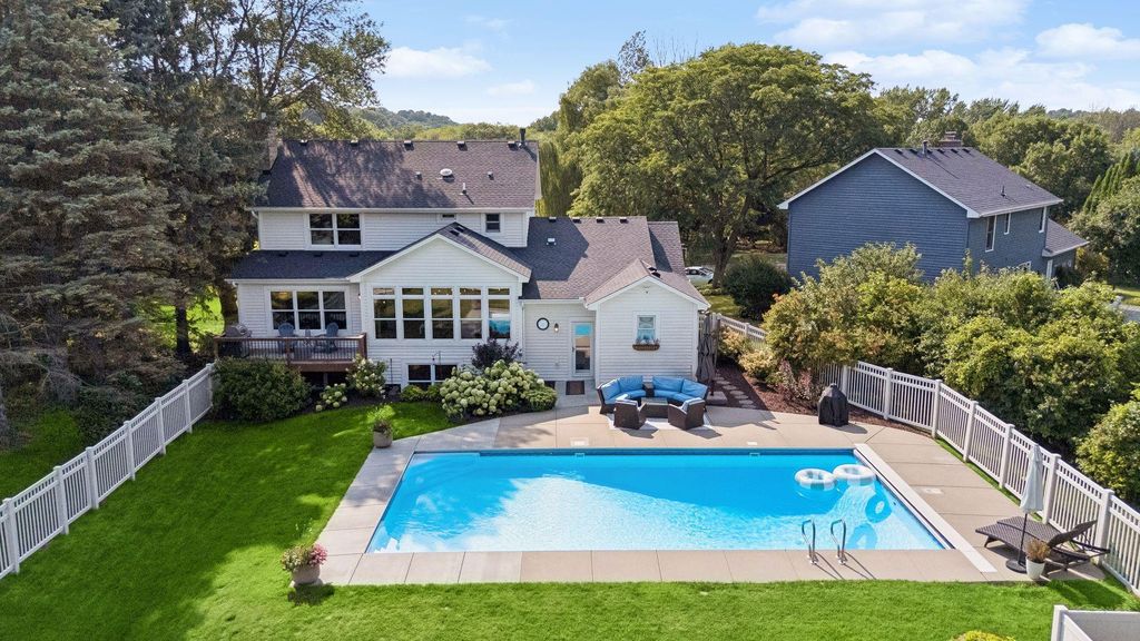 210 Piedmont Court, Chanhassen, MN 55317
