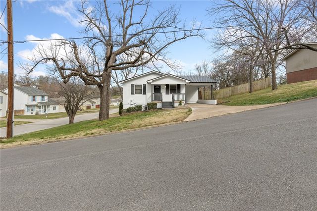 211 N Highland Street, Harrison, AR 72601